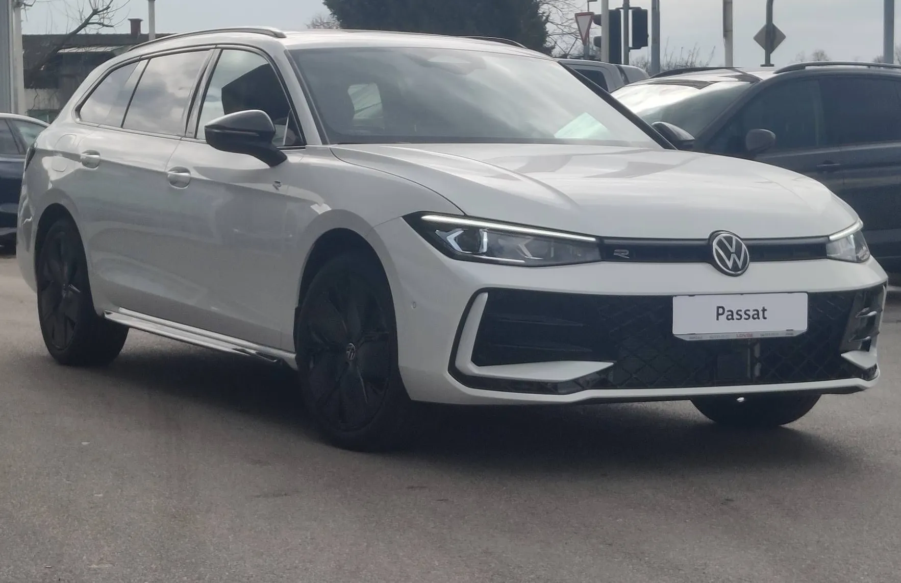 Zunanja slika - Volkswagen Passat - Variant 1.5 eTSI R-Line  4 JOY DSG 110kW... - 3