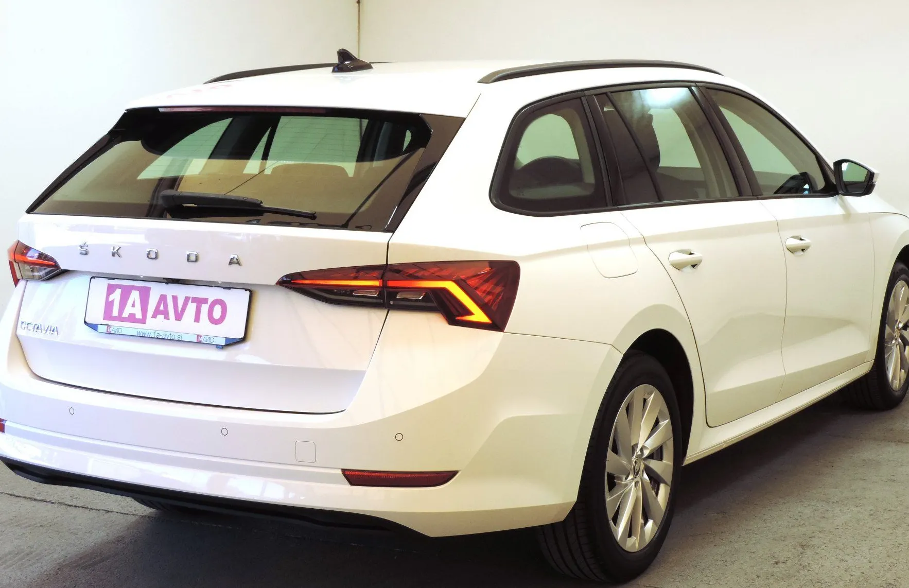 Zunanja slika - Škoda Octavia - Combi 2.0 TDI Ambition AVT. KLIMA-KAMERA-KOT NOVA - 5