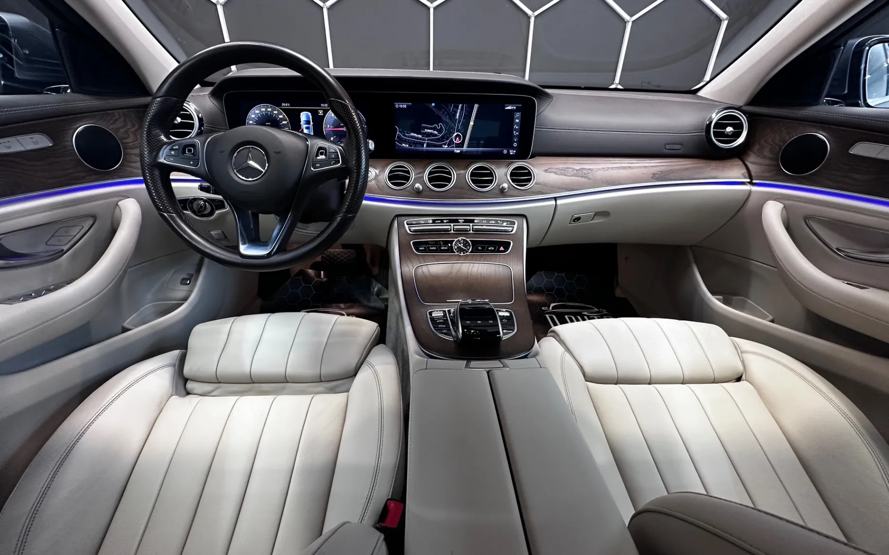 Notranja slika - Mercedes-Benz E-Razred - E 220 d 4MATIC AMG+MULTIBEAM+VIRTUAL+360KAMERA+19” - 9