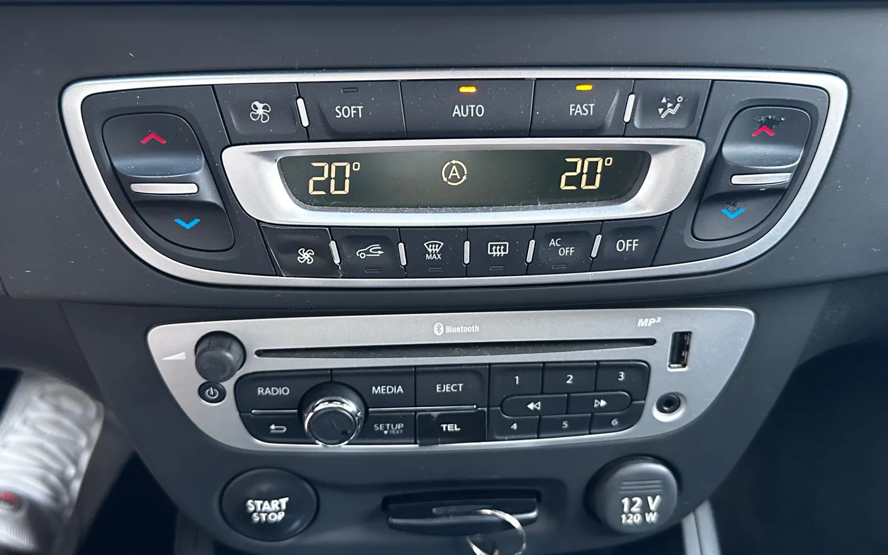 Notranja slika - Renault Megane - Grandtour 1.5 dCi NAVI+TEMPOMAT+PDC... - 12