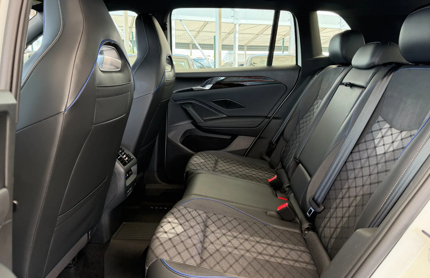 Zunanja slika - Volkswagen Tiguan - R-Line 2.0 TDI 4MOTION DSG - KLJUKA - WEBASTO - 10