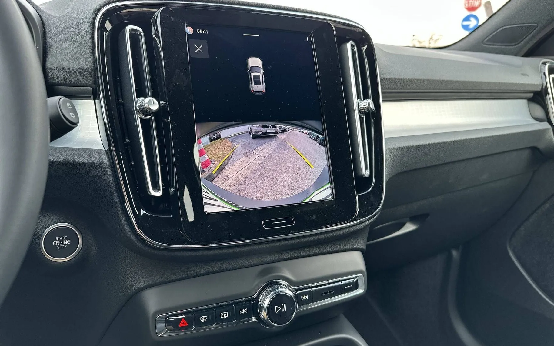 Notranja slika - Volvo XC40 - B3 P Core Avt - 16