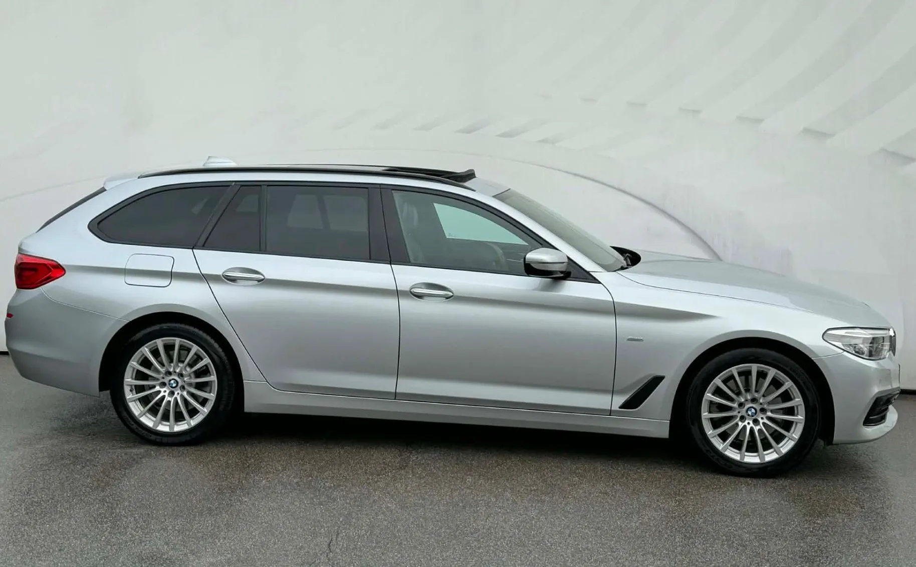 Zunanja slika - BMW Serija 5 - Touring: 520d-AUT-SPORT-FUL LED-LIZING ZA TUJCE-PANORAMA - 4