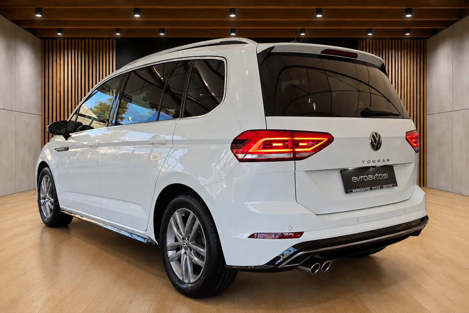 Notranja slika - Volkswagen Touran - 2.0 TDI R-Line DSG 1.Lastnik-Slov.poreklo-7 Sedeže - 7