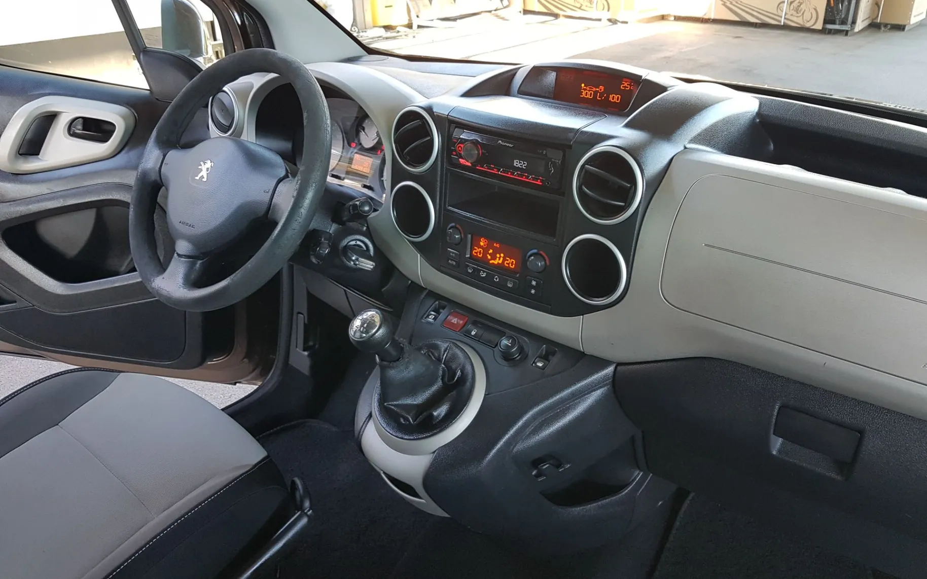 Zunanja slika - Peugeot Partner Tepee - Partner 1.6 e-HDi Active - OPR. VELIKI SERVIS - 9