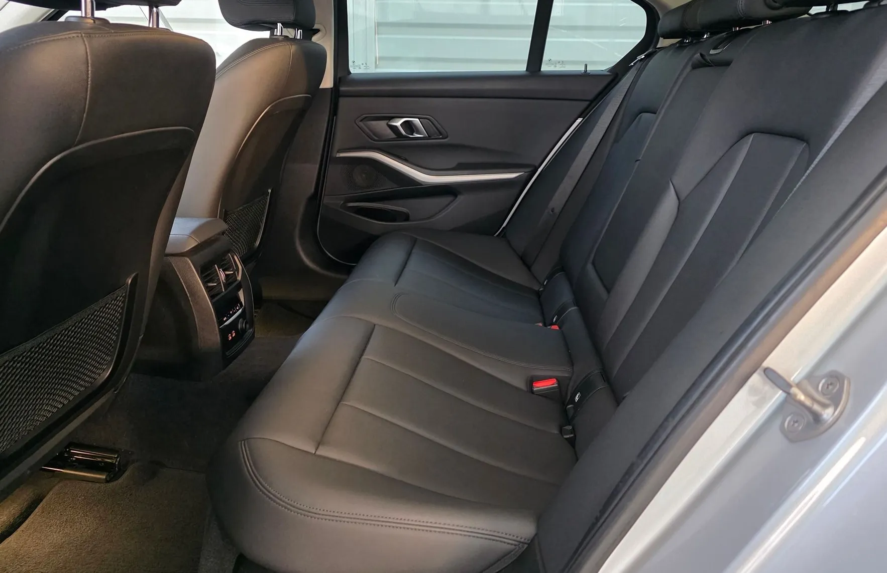 Zunanja slika - BMW Serija 3 - : 318d - LINE ASSIST - USNJE - FUL LED - TEMPOM4T - 7