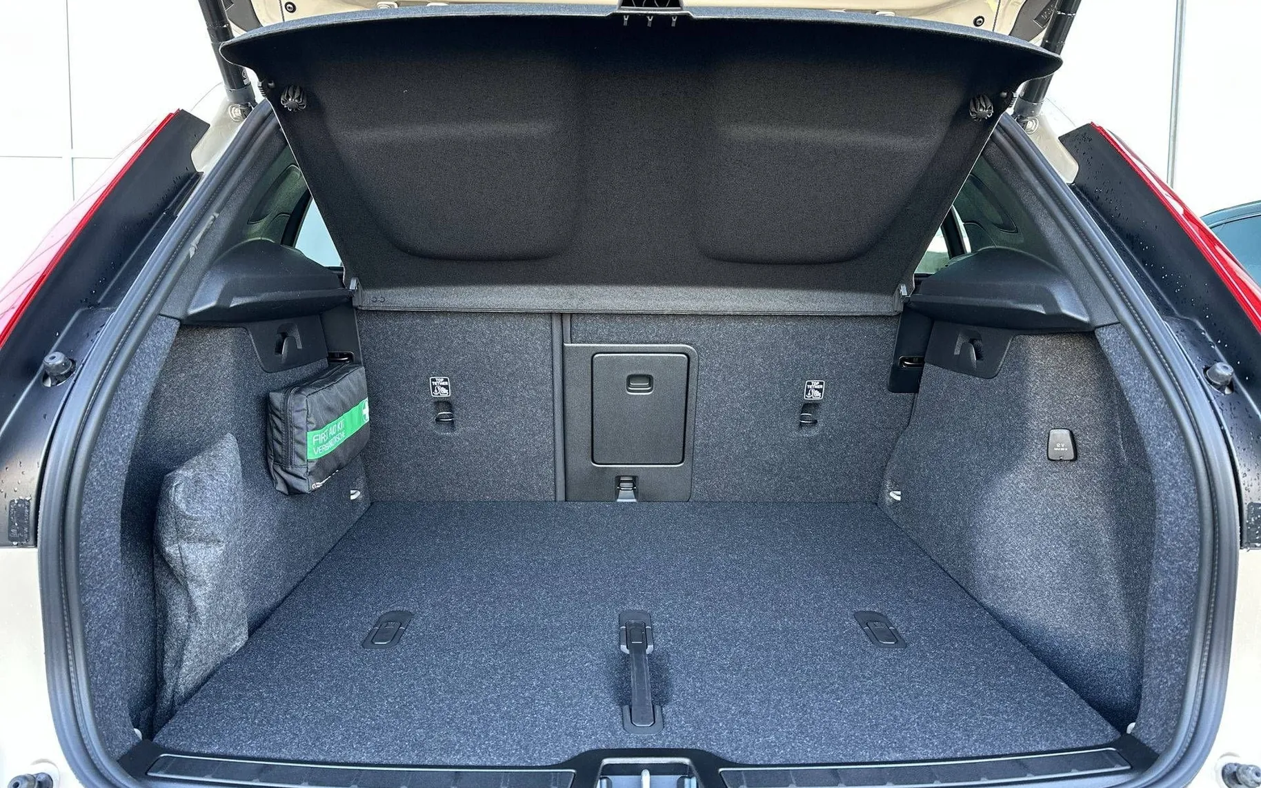 Notranja slika - Volvo XC40 - B3 P Core AT DCT 3 leta garancije + 3 servisi... - 12