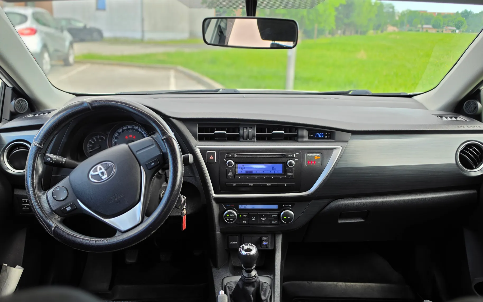 Notranja slika - Toyota Auris - Toyota  TS 1.4 D-4D Luna - 6
