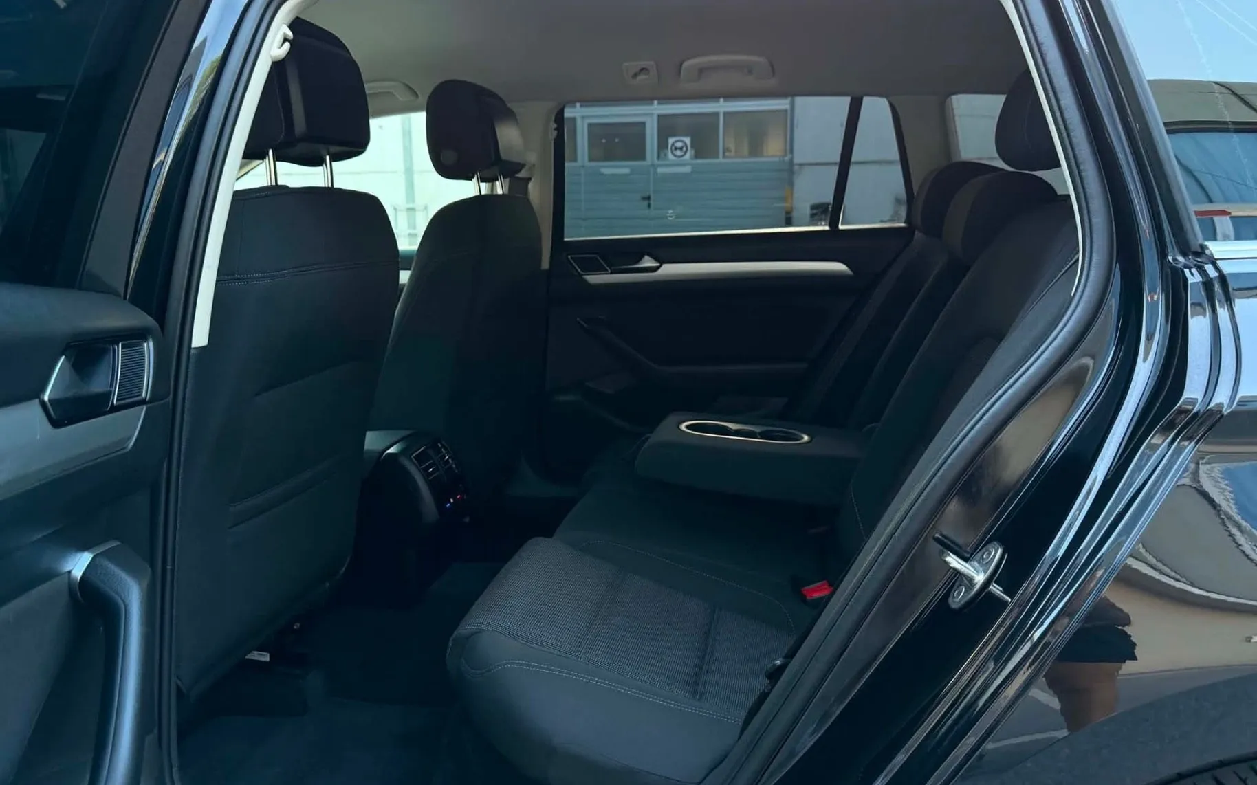 Notranja slika - Volkswagen Passat Variant - 2.0 TDI-H LINE-LIZING ZA TUJCE-ACC-NAVI-4X KLIMA- - 10