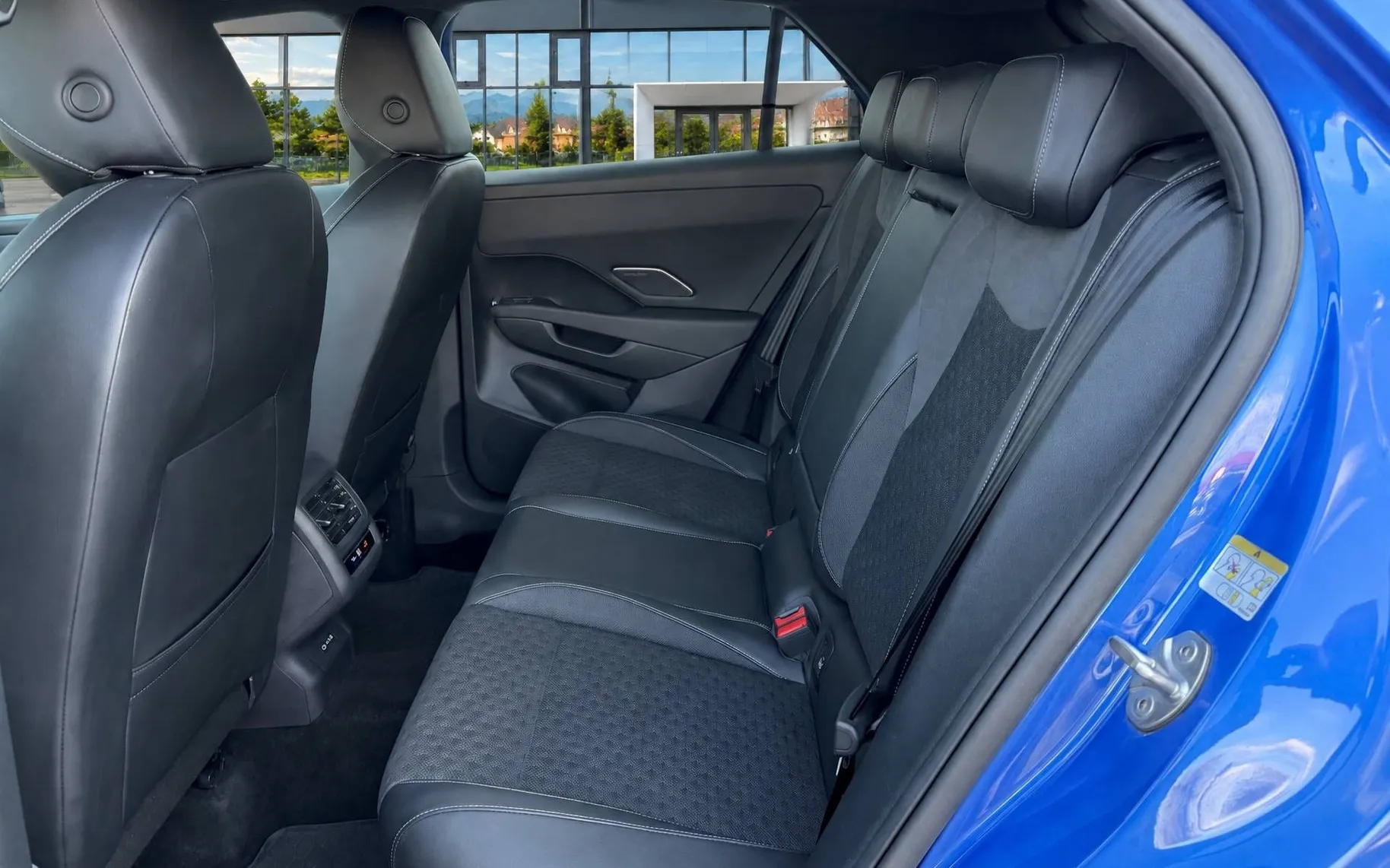 Notranja slika - Volkswagen T-Roc - 1.5 eTSI R-Line DSG-Vlečna kljuka-Harman Kardon... - 10