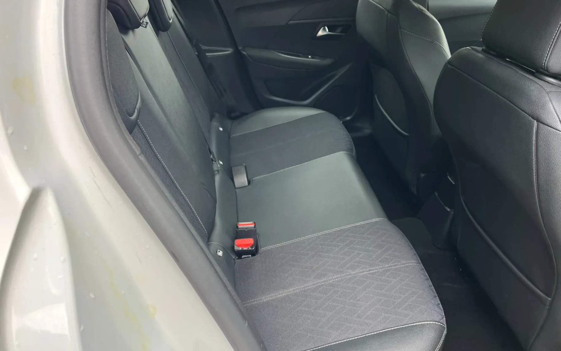 Notranja slika - Peugeot 208 - 1.2 PureTech 100  Allure-1 LASTNICA-ALU-NAVI-PDC - 11