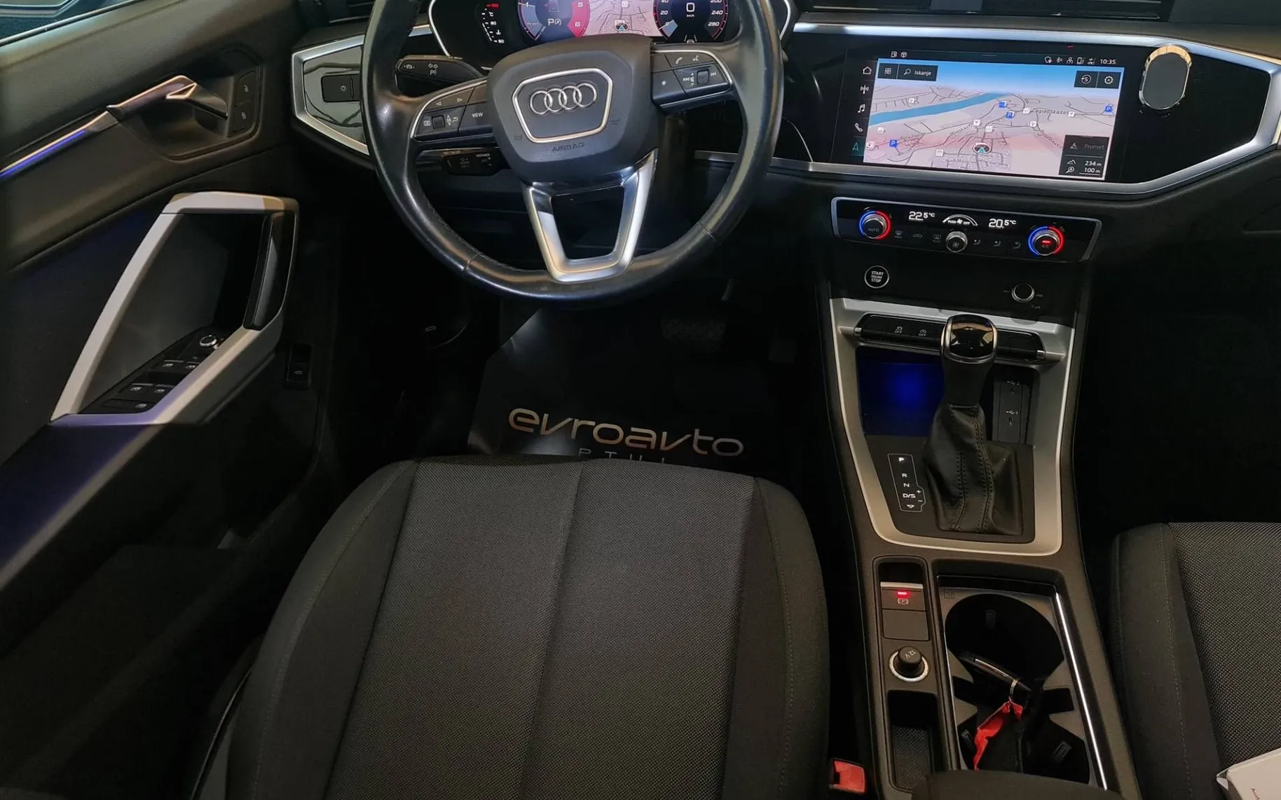 Notranja slika - Audi Q3 - quattro 40 TDI S line•Radarski tempomat•Matrix - 10