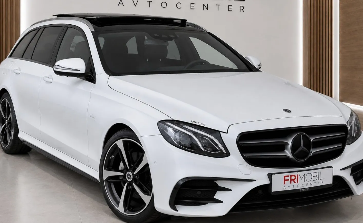 Zunanja slika - Mercedes-Benz E-Razred - 220d E63 LOOK•V8 SOUND•PANORAMA•BURMESTER•AMBIENT• - 2