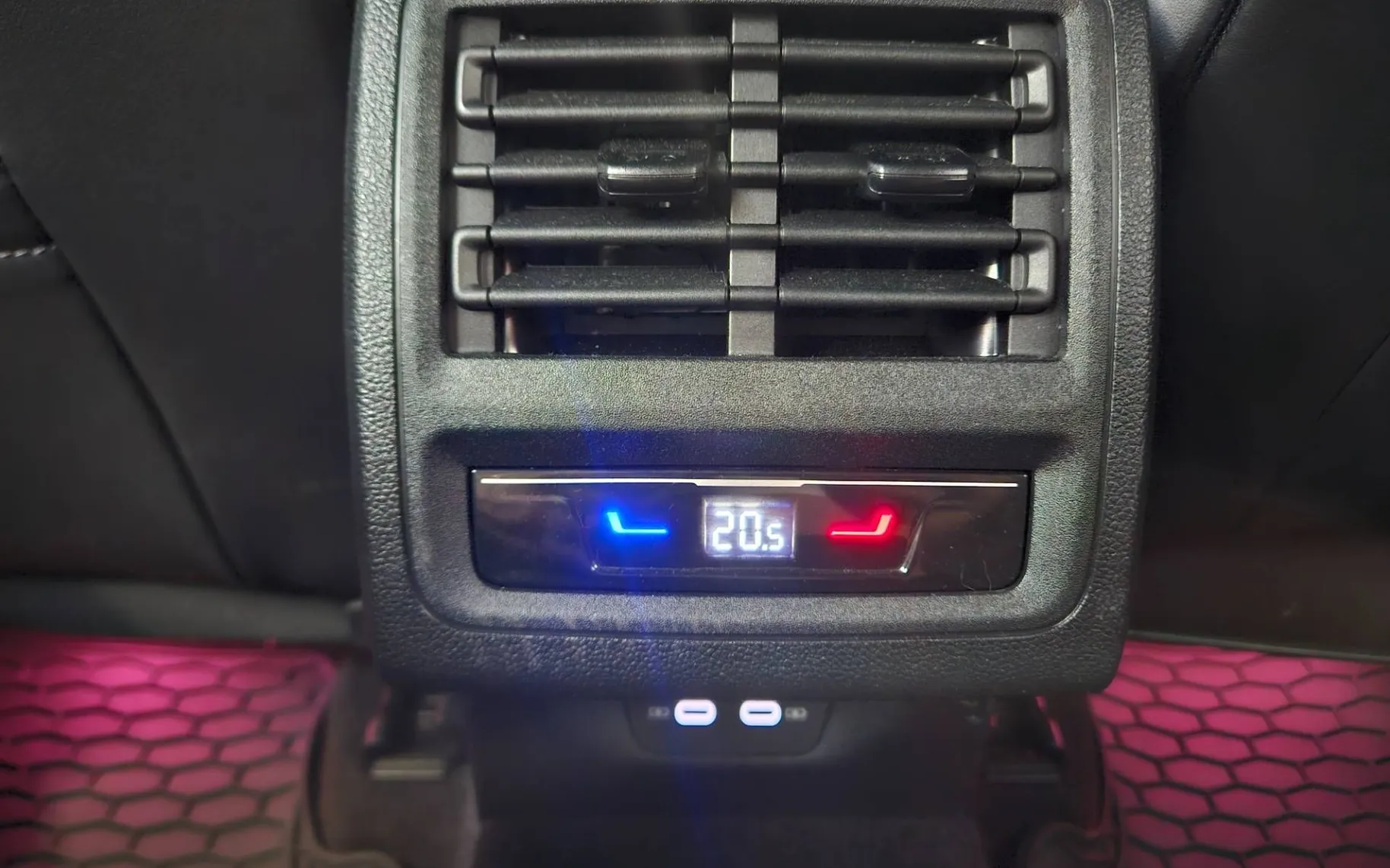 Notranja slika - Volkswagen Golf - 1.5 eTSI BMT 4Joy DSG - 10