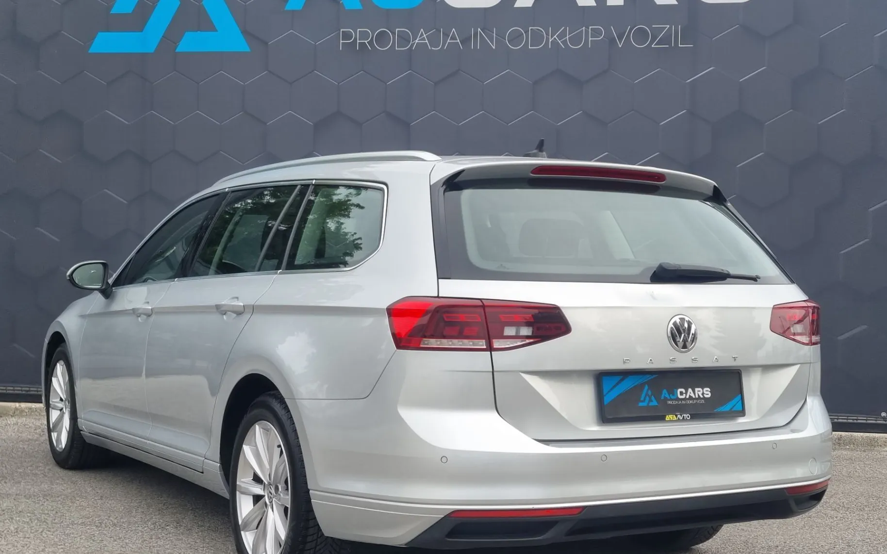 Zunanja slika - VW Passat - Variant 2.0 TDI BMT Business 110kW-DSG-LED-2XPDC-NAVI - 5