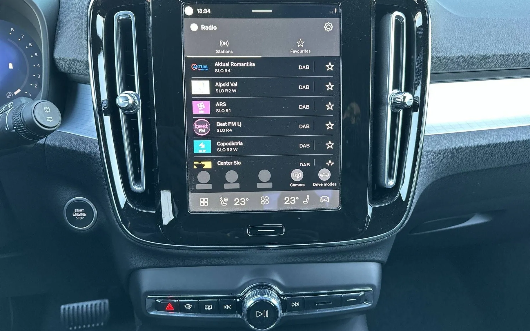Notranja slika - Volvo XC40 - B3 P Core AT DCT 3 leta garancije + 3 servisi... - 16