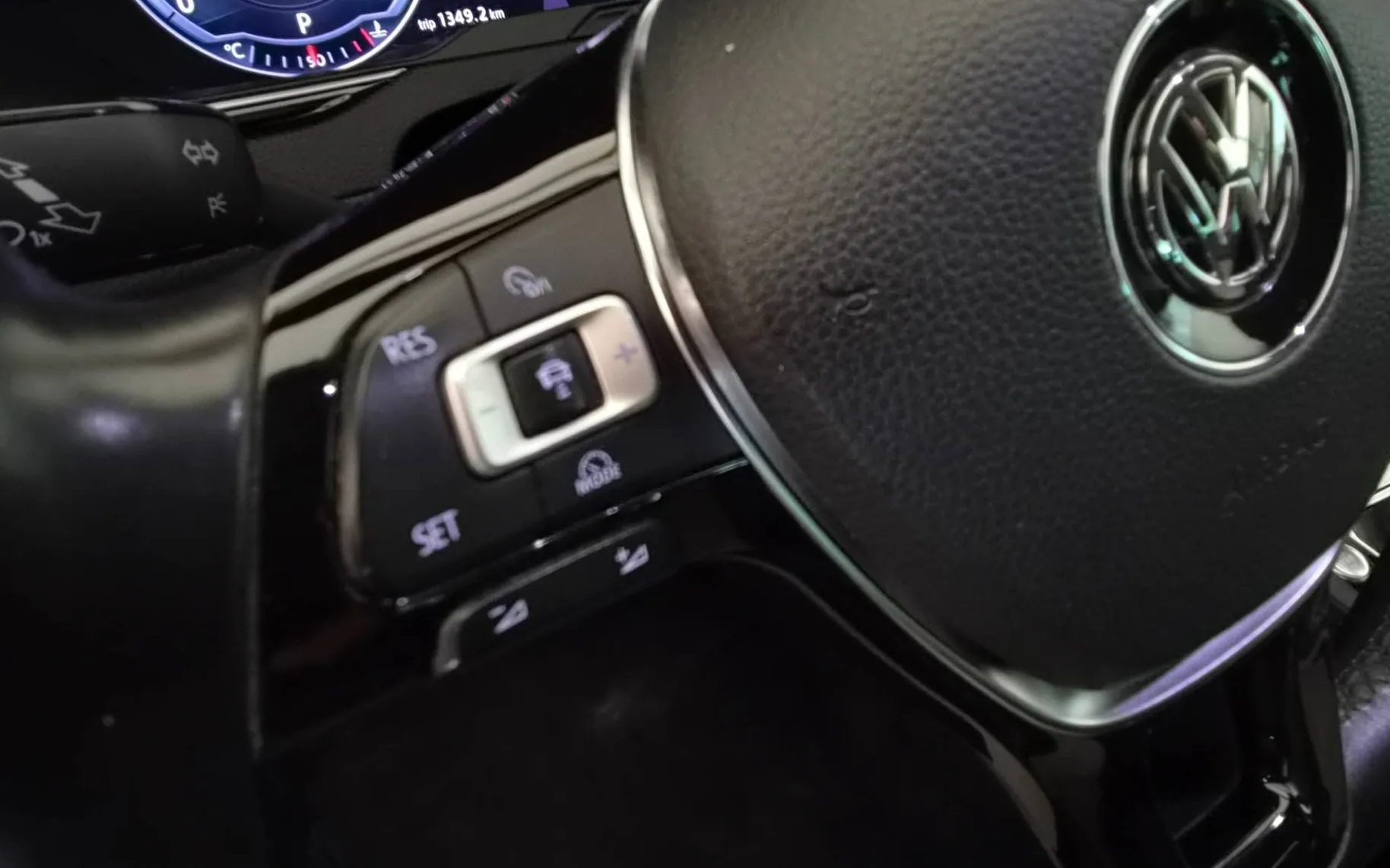 Notranja slika - Volkswagen Passat - 2.0TDI-DSG-VIRTUAL-HIGHLINE-KAMERA-ACC-17COL-2XLED - 8