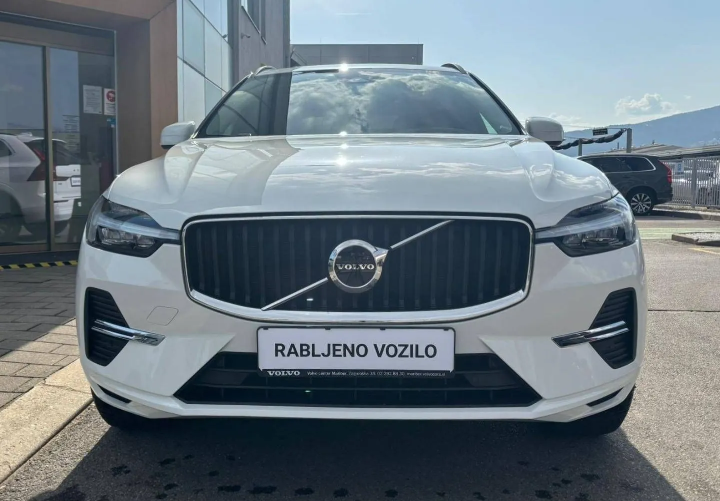Zunanja slika - Volvo XC60 - B4P Momentum PRO AT FWD KAMERA-GRETJE.SED.-DAB+ - 2