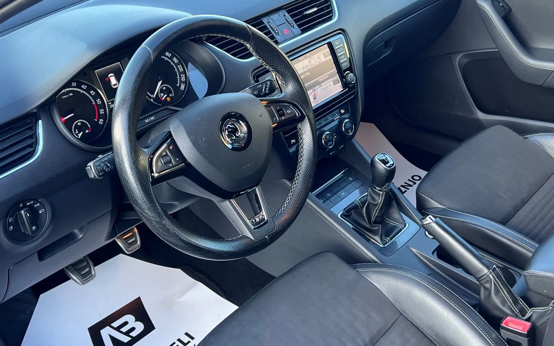 Notranja slika - Škoda Octavia - 2.0 TDI RS+XENON+NAVI+PDC+KLJUKA - 10