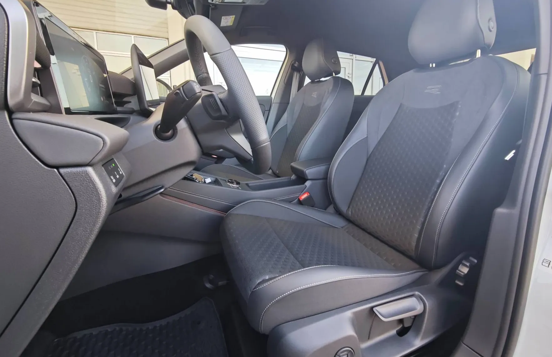 Zunanja slika - Volkswagen T-Roc - 1.5 TSI R-line 110  150  NOVI MODEL - 7