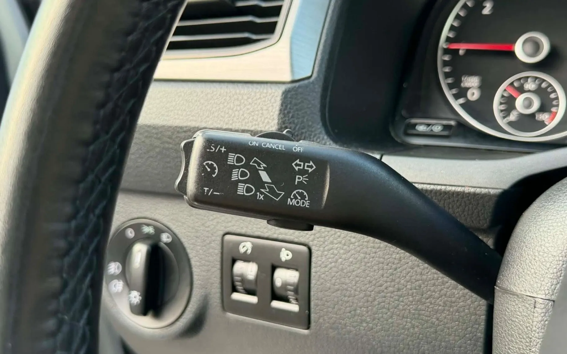Notranja slika - VW Caddy - 2.0 TDI-2X DRSNA VRATA-1 LASTNIK-LIZING ZA TUJCE-. - 9