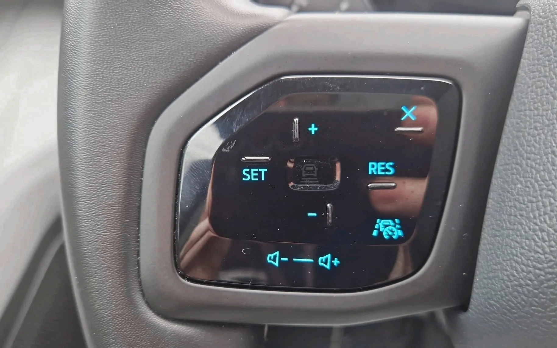 Zunanja slika - Ford Explorer - PREMIUM AWD 340KM PODALJŠAN DOSEG-SLO-PANORAM-360o - 17