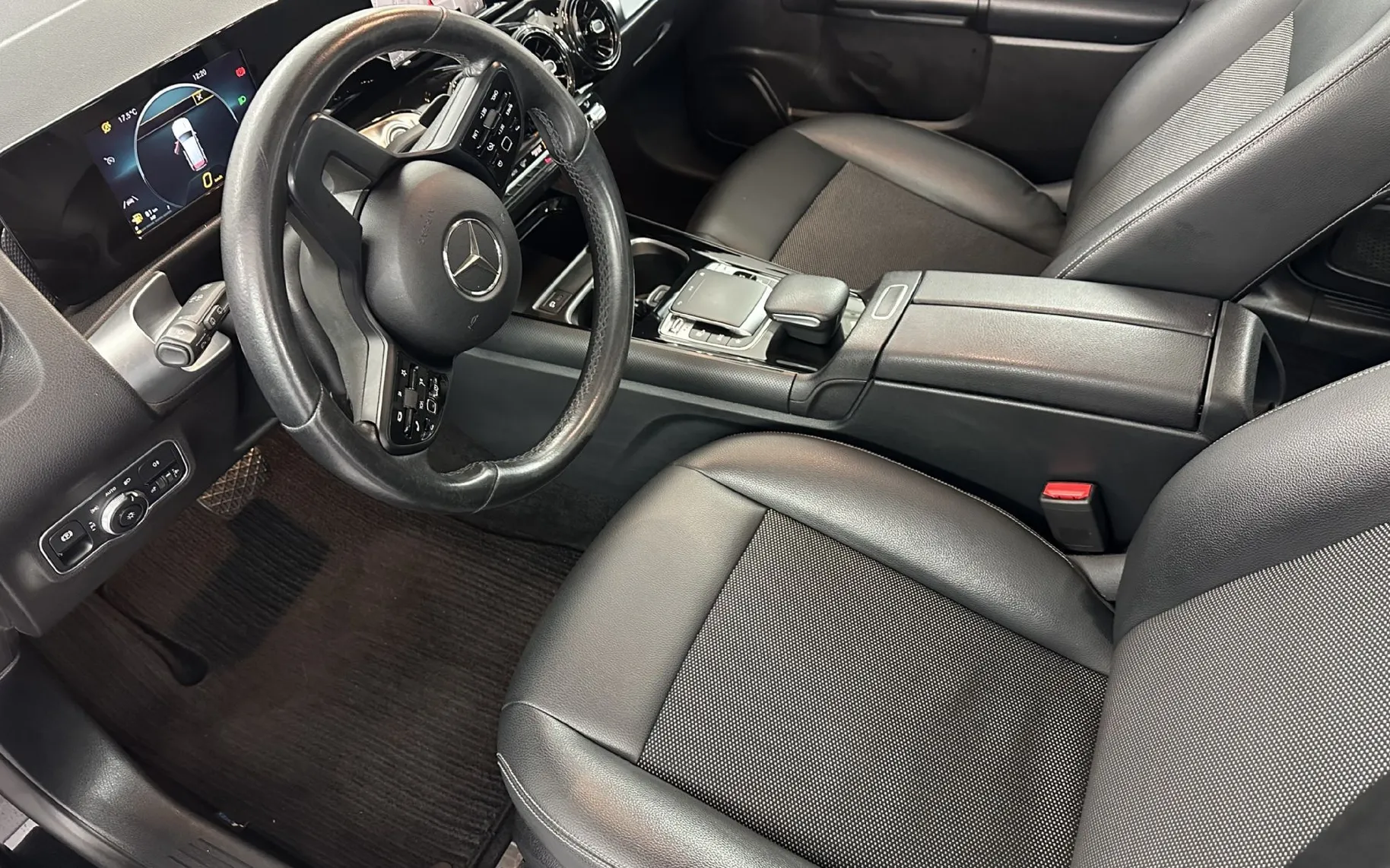 Notranja slika - Mercedes-Benz GLB-Razred - GLB 200 d 4MATIC Avt.NEMŠKI.KAMERA.PANORAMA.NAVI - 9