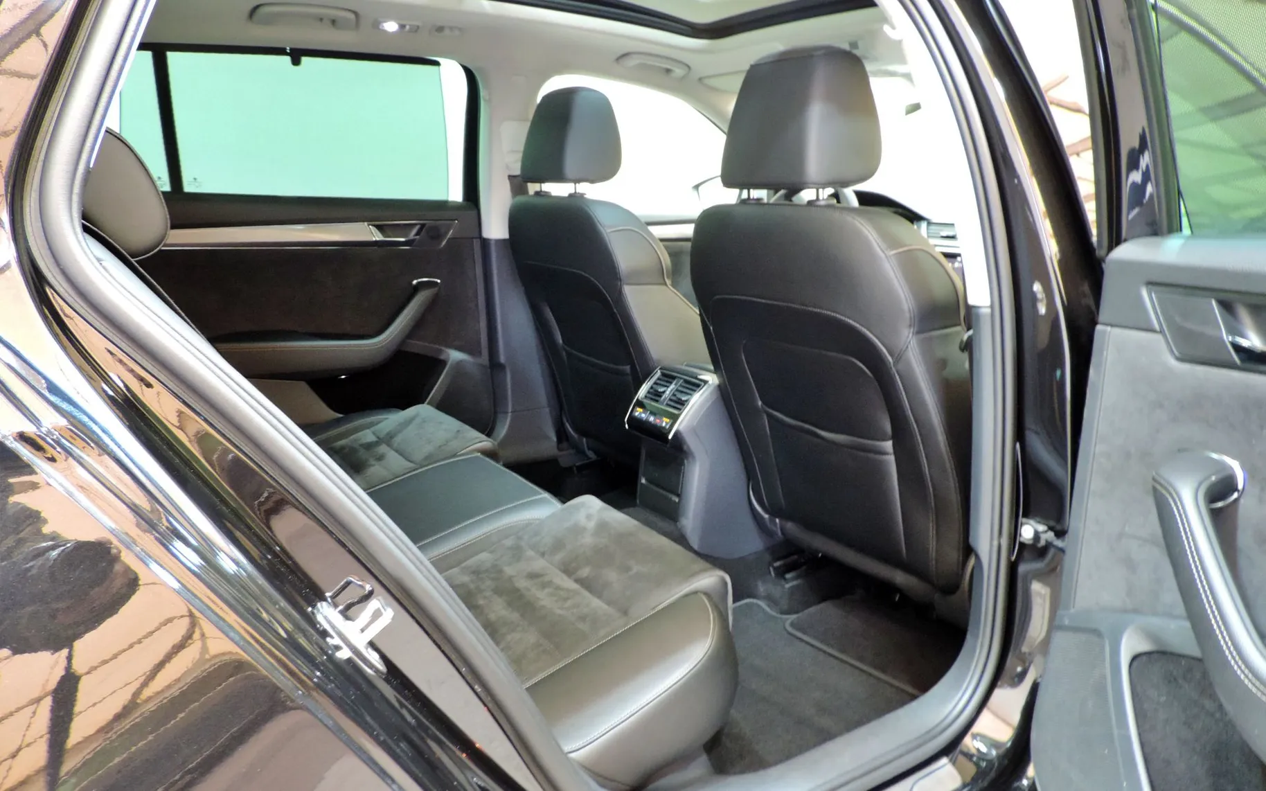 Zunanja slika - Škoda Superb - Combi Scout 4x4 2.0 TDI DSG WEBASTO-KLJUKA-KAMERA - 38