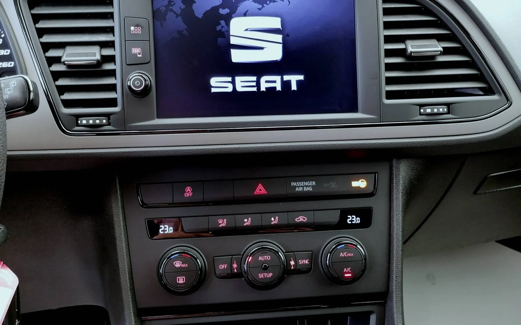 Notranja slika - Seat Leon - 1.0 TSI 85KW STYLE ST LED NAVI ALU PDC 1.LASTNIK - 8