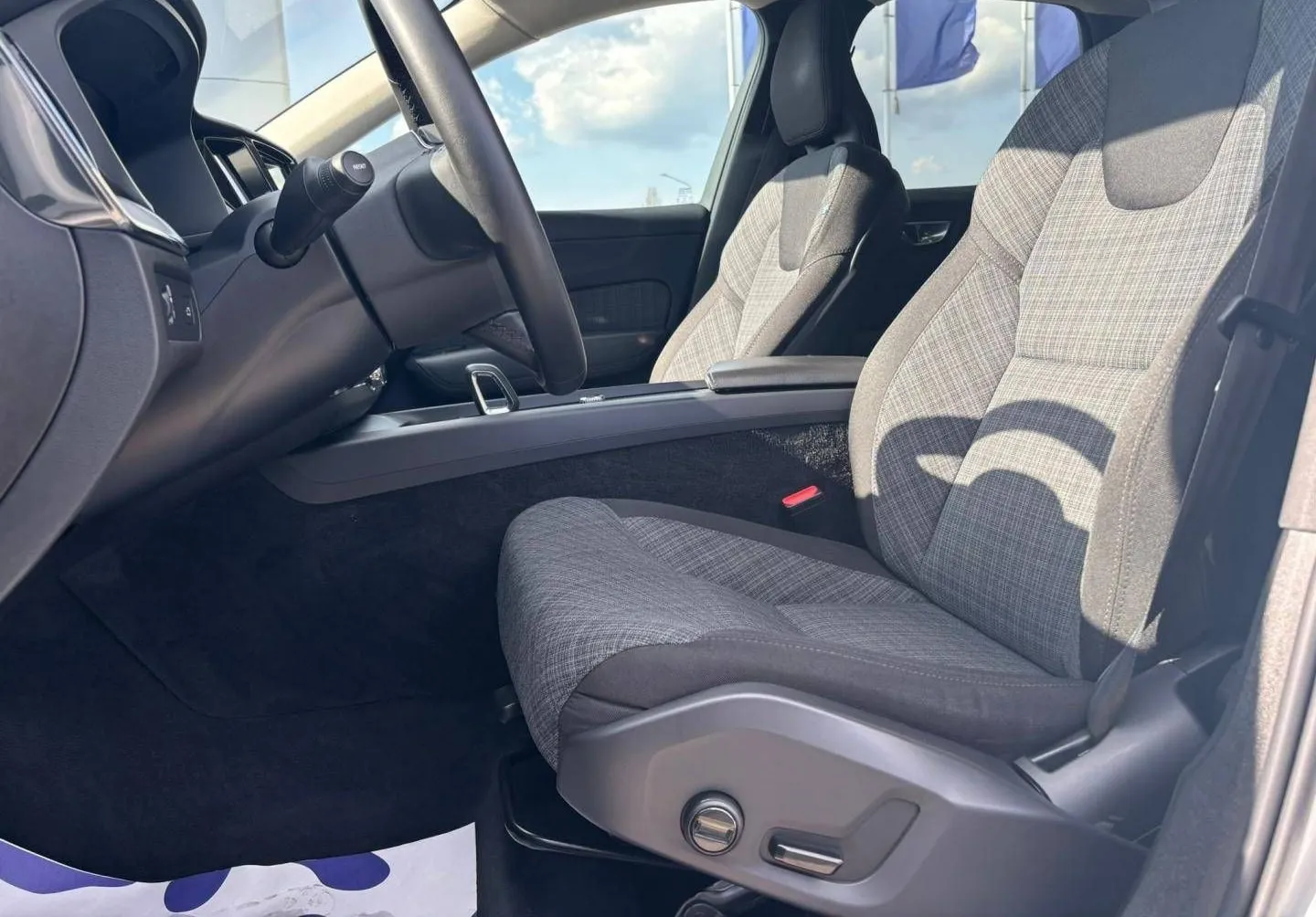 Notranja slika - Volvo XC60 - B4P Momentum PRO AT FWD KAMERA-GRETJE.SED.-DAB+... - 22