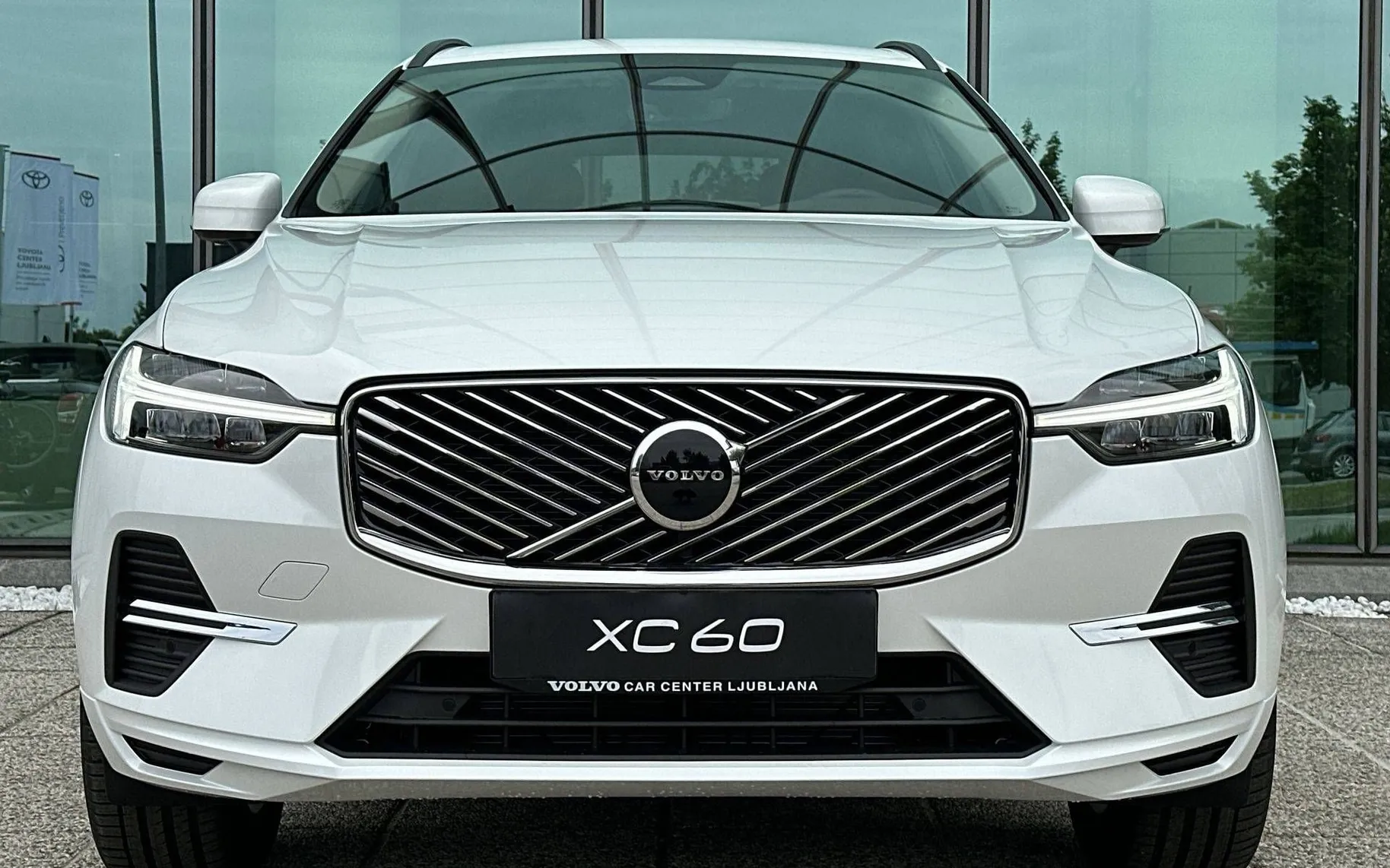 Zunanja slika - Volvo XC60 - B5  P  Core AT AWD 3 leta garancije + 3 servisi... - 2
