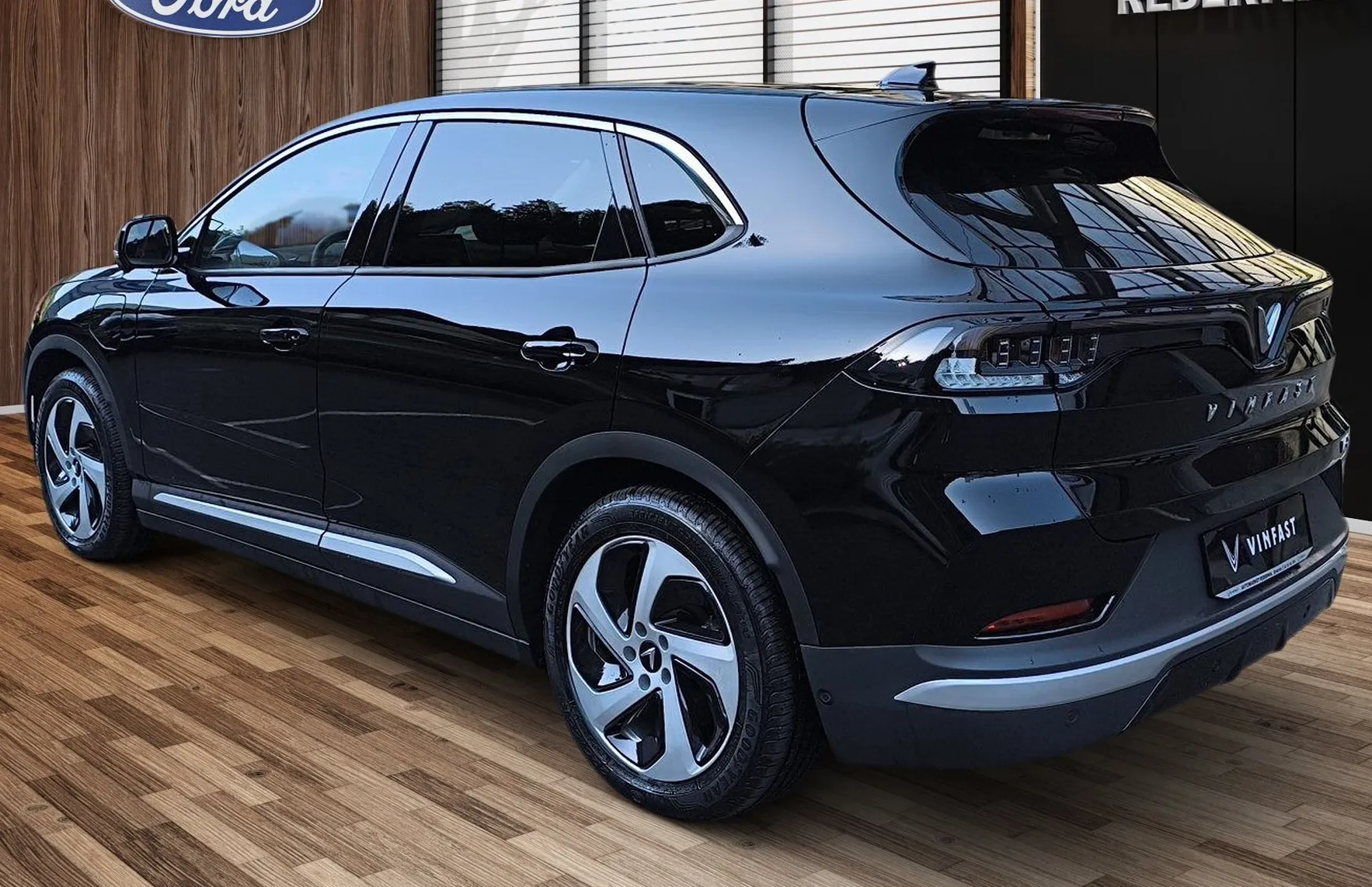 Zunanja slika - Vinfast VF8 - 87.7 kWh AWD ECO-350PS AWD-POLNILNICA-ZALOGA - 5