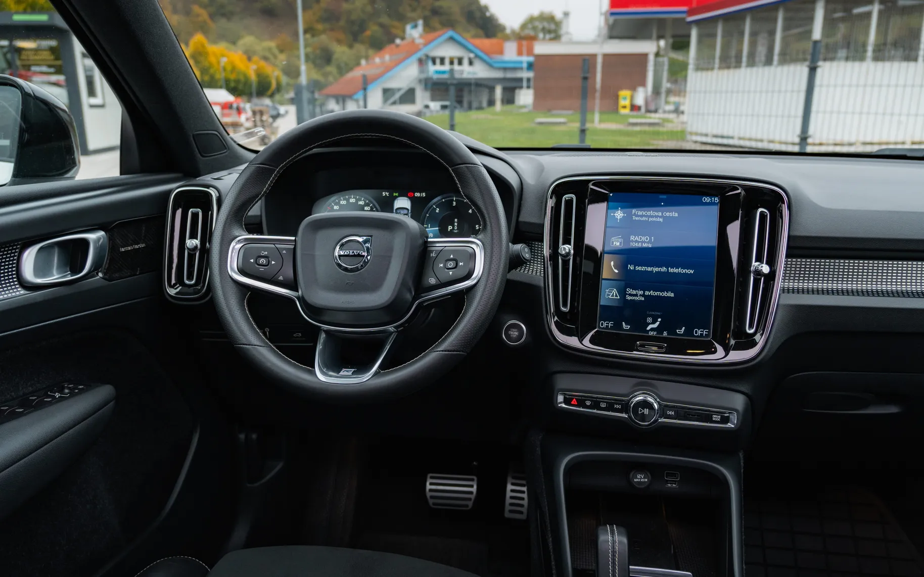Notranja slika - Volvo XC40 - T4 AWD R-Design Avt. - 9