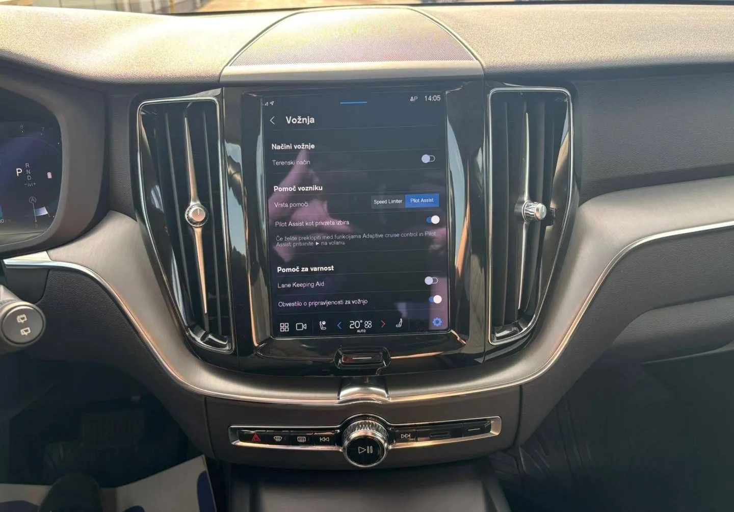 Notranja slika - Volvo XC60 - B4P Momentum PRO AT FWD KAMERA-GRETJE.SED.-DAB+ - 11