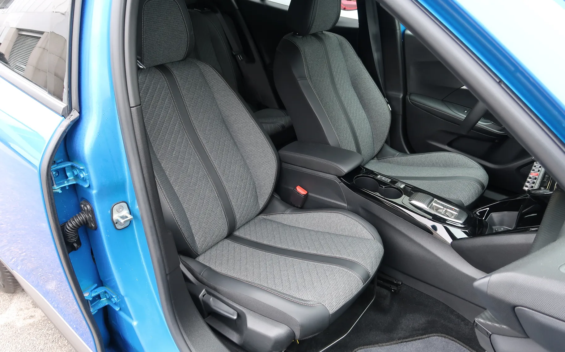 Zunanja slika - Peugeot 2008 - 1.2 PURETECH 130 ALLURE PACK EAT8 - 2