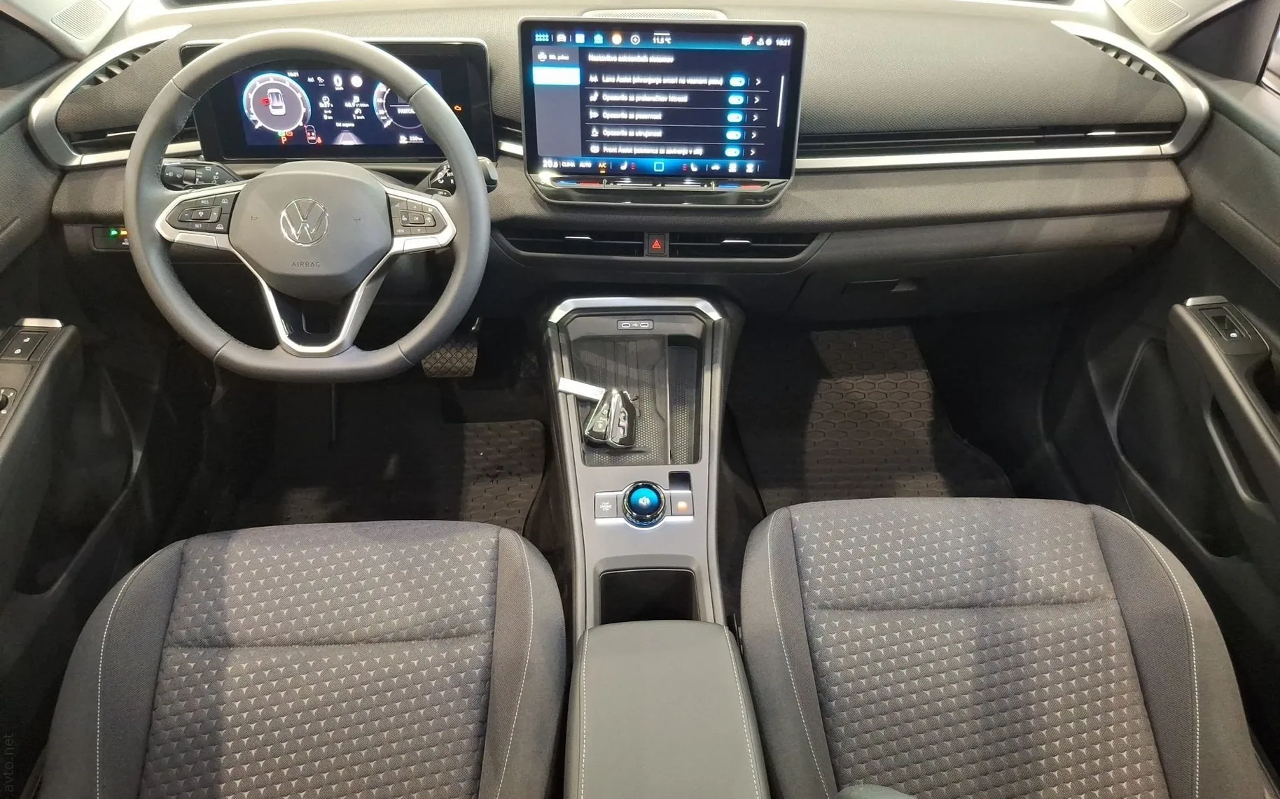 Notranja slika - Volkswagen T-Roc - 1.5 eTSI Life DSG - 10