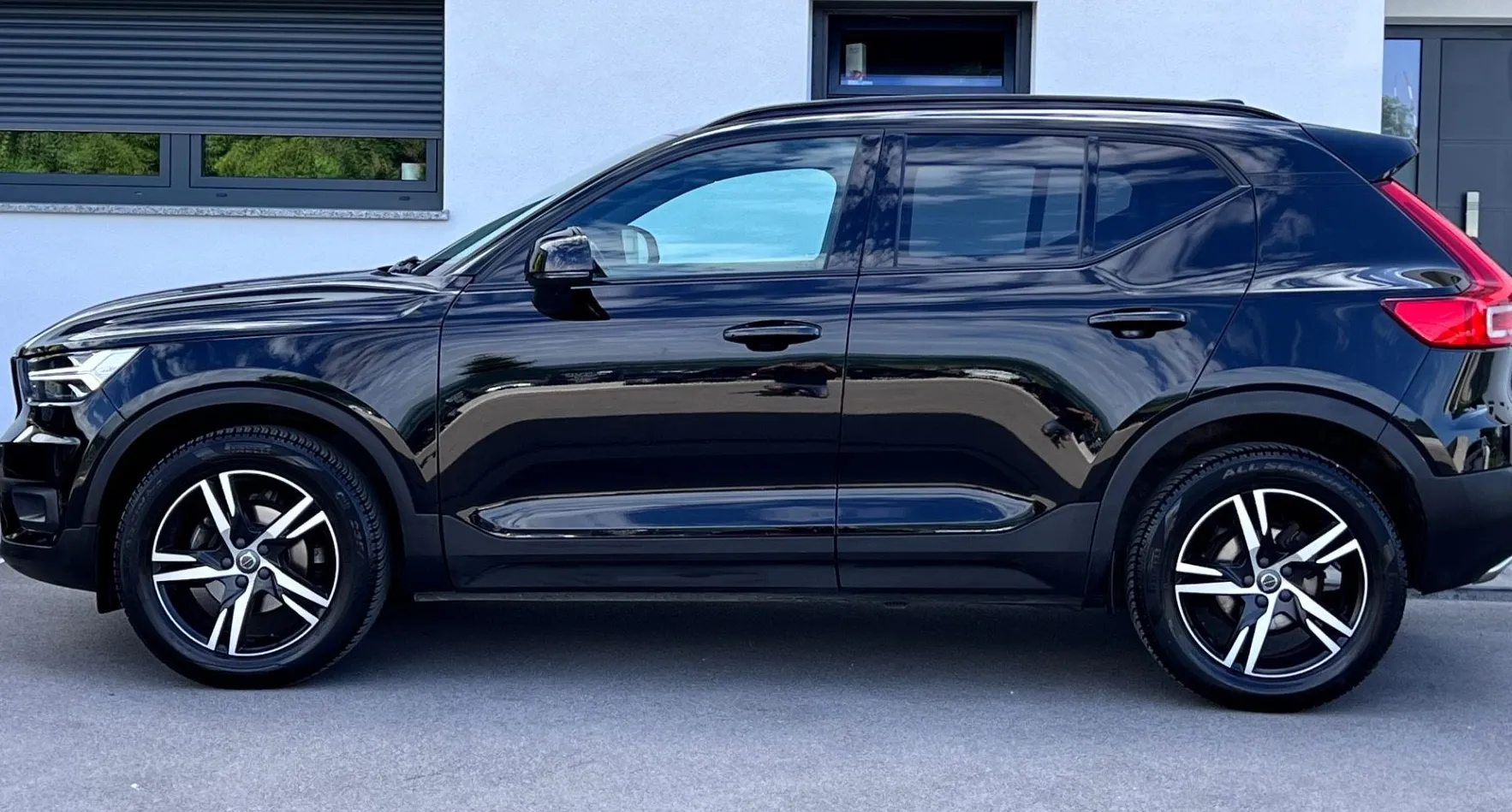 Zunanja slika - Volvo XC40 - T3 R-design+ALU+LED+HI-FI+KLJUKA - 4