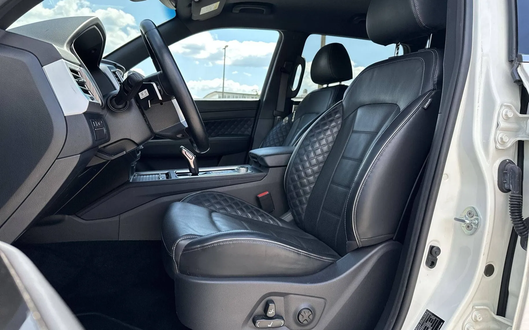 Notranja slika - SsangYong Rexton - 2.2 XDi Limited 4WD AT - 10