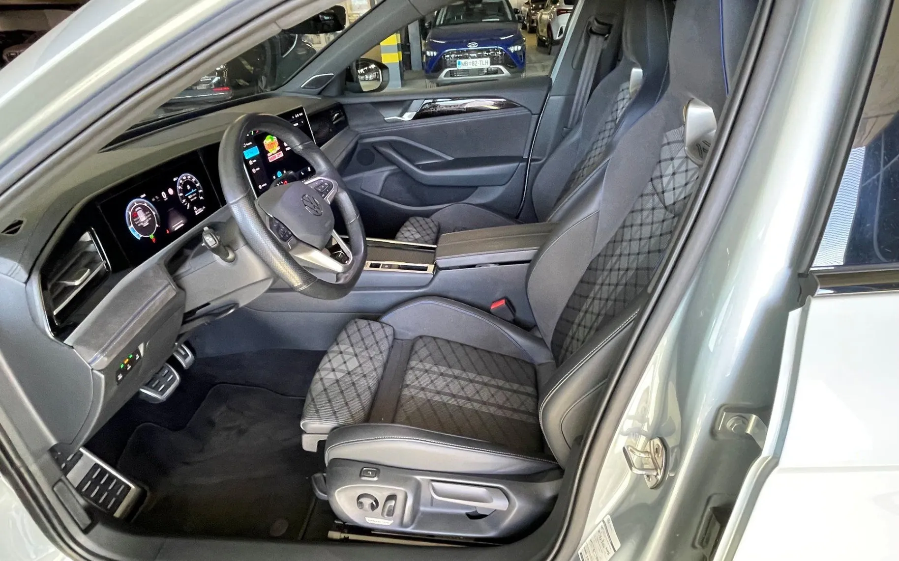 Zunanja slika - Volkswagen Passat - 2.0 TDI BMT R-Line DSG LED. NAVI.KAMER360.PDC2X - 25