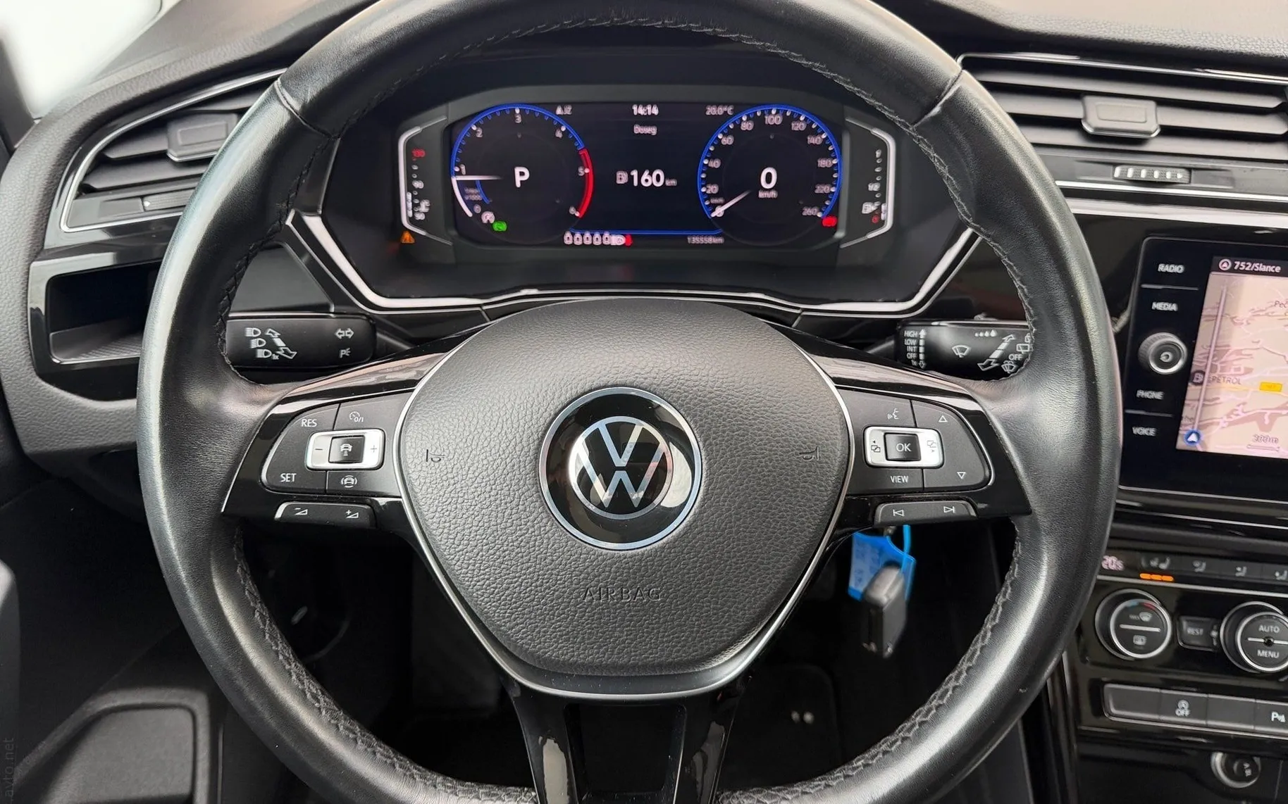 Notranja slika - Volkswagen Touran - 2.0 TDI BMT Highline DSG-7sedežev-Panorama-Masaža - 8