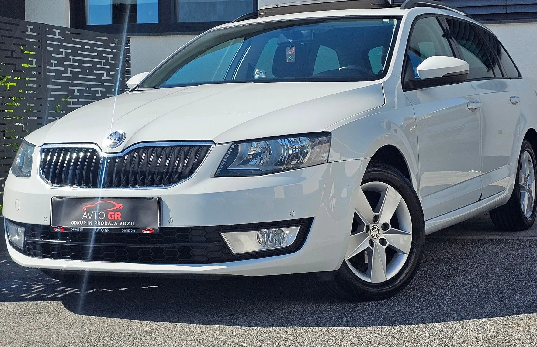Zunanja slika - Škoda Octavia - Combi 1.6 TDI -PANORAMA-KAMERA-PDC-ODLIČNA-KREDIT - 1