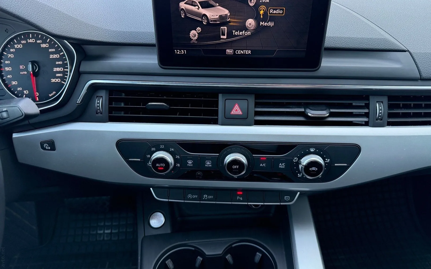 Notranja slika - Audi A4 - 2.0 TDI  Basis  S tronic-LED-Tempomat-Prime paket. - 9