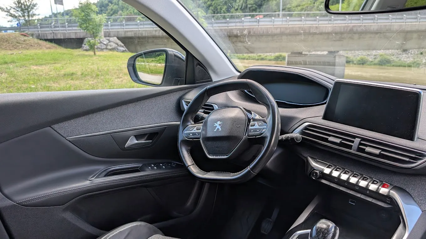 Notranja slika - Peugeot 5008 - 1,6 BlueHDi Allure - 4