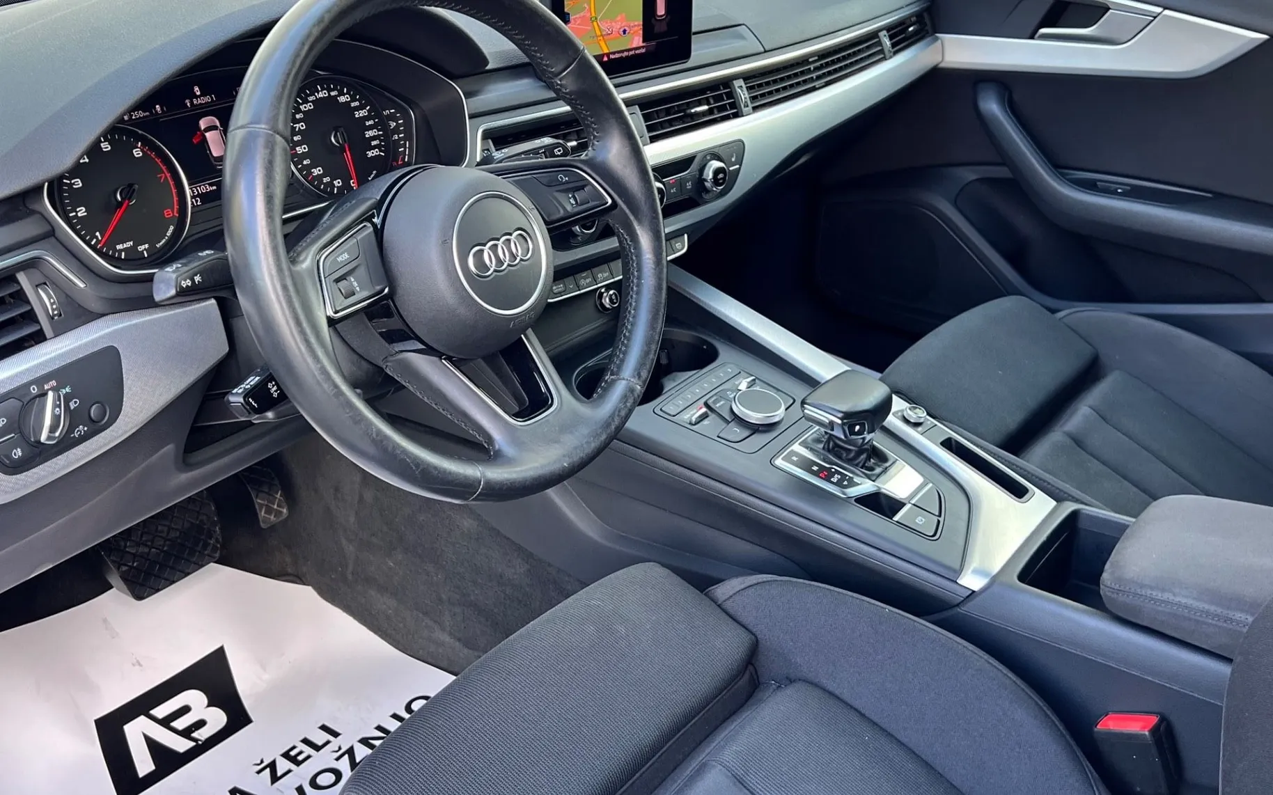 Notranja slika - Audi A4 Avant - 40 TFSI+S tronic+NAVI+KLJUKA+PDC - 10