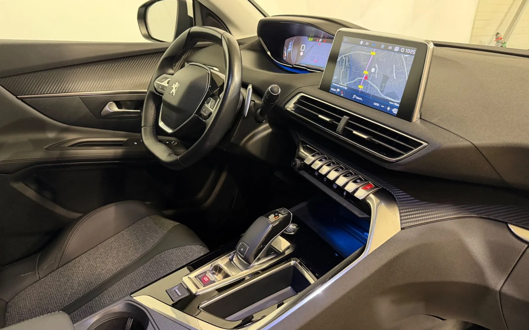 Notranja slika - Peugeot 3008 - 1.2i-ALLURE-VIRTUAL-FULL LED-KAMERA-NAVI-TEMPOMAT. - 11