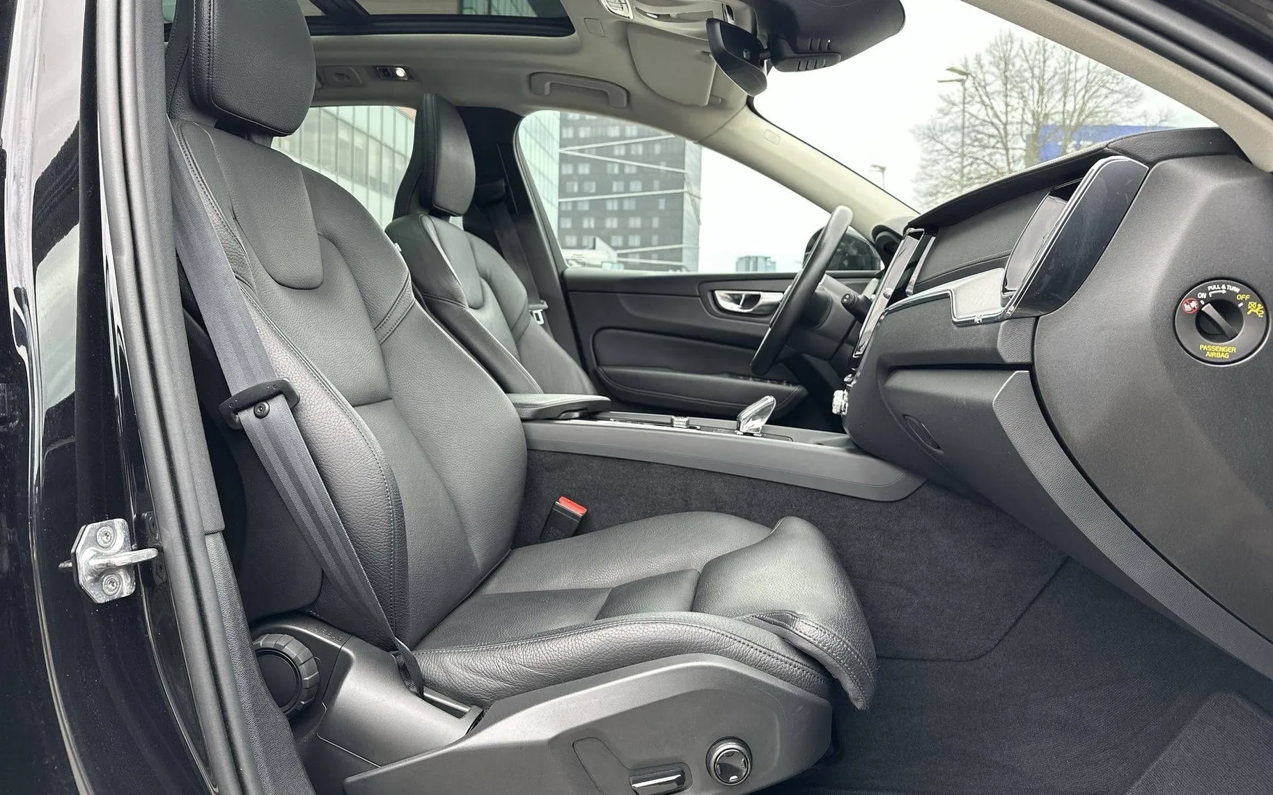 Notranja slika - Volvo XC60 - B4D AWD AUT Momentum Pro - 20