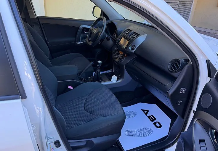 Zunanja slika - Toyota RAV4 - 2.2 D-4D . LASTNIK VLEČNA KLJUKA LETNO JAMSTVO - 9