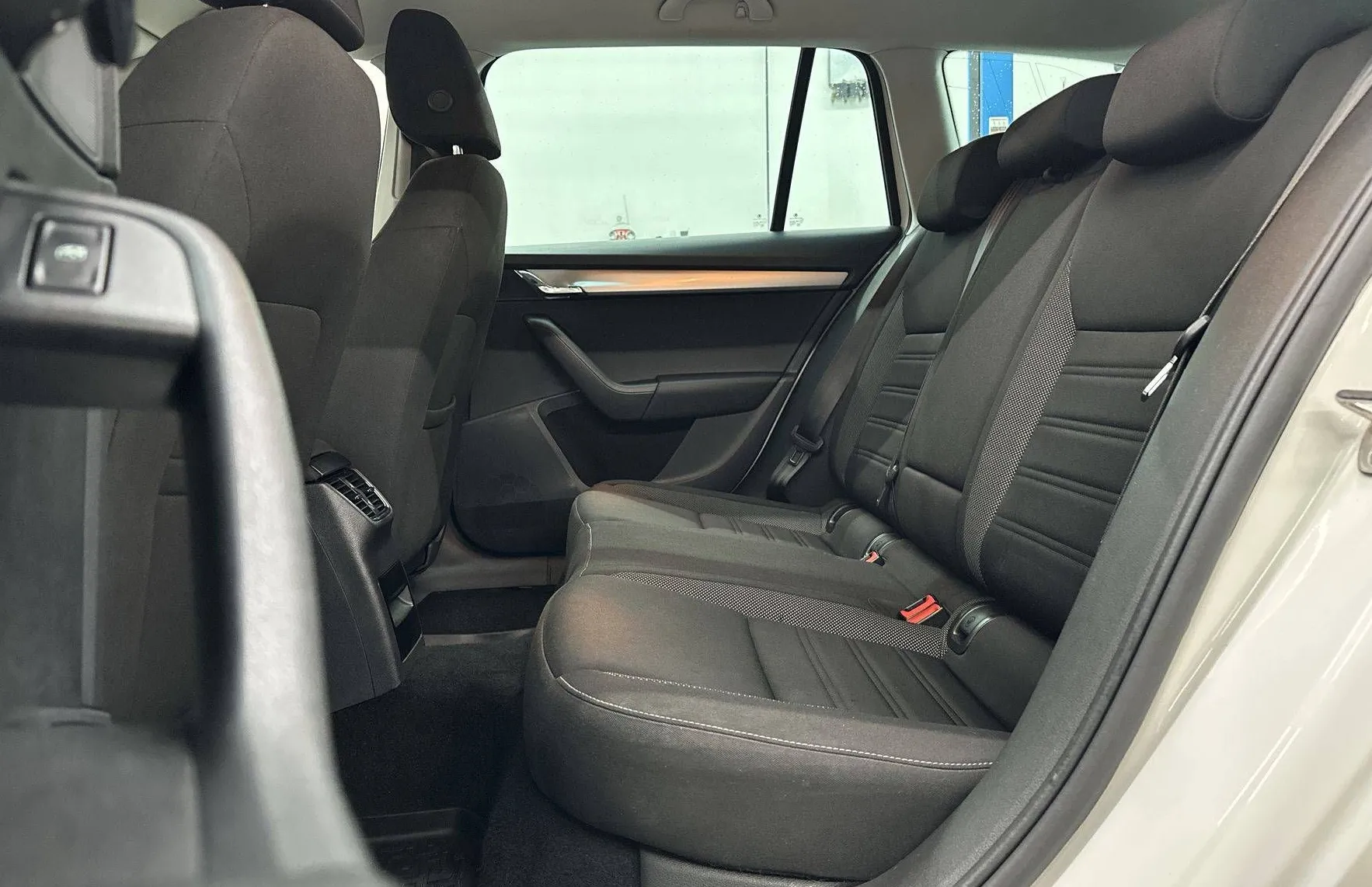 Zunanja slika - Škoda Octavia - Combi 1.6 TDI Family - 11