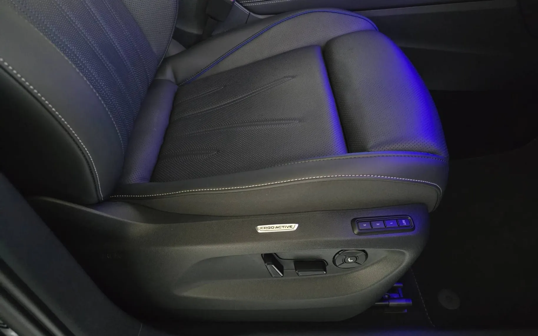 Notranja slika - Volkswagen Tiguan - 4motion 2.0 TDI BMT R-Line DSG - VSA MOŽNA OPREMA - 14