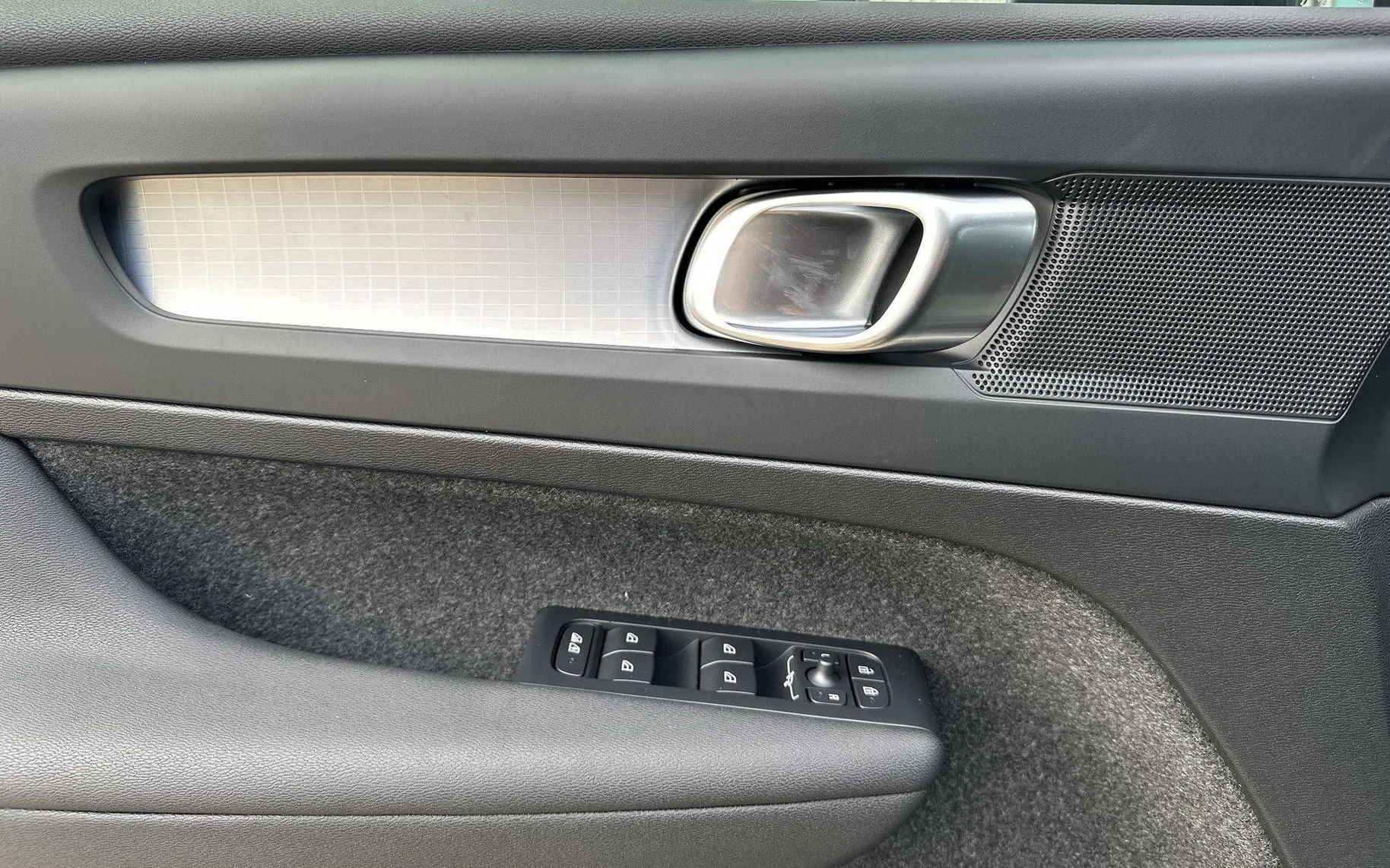 Notranja slika - Volvo XC40 - B3 P Core AT DCT... - 13